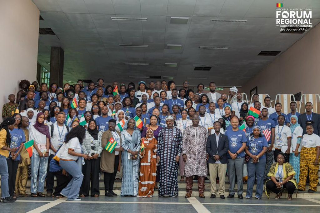 Participants in the Regional Forum of Youth Advisory Panels meet the President of Parliament and other parliamentarians during their immersion session at the Guinean Parliament.